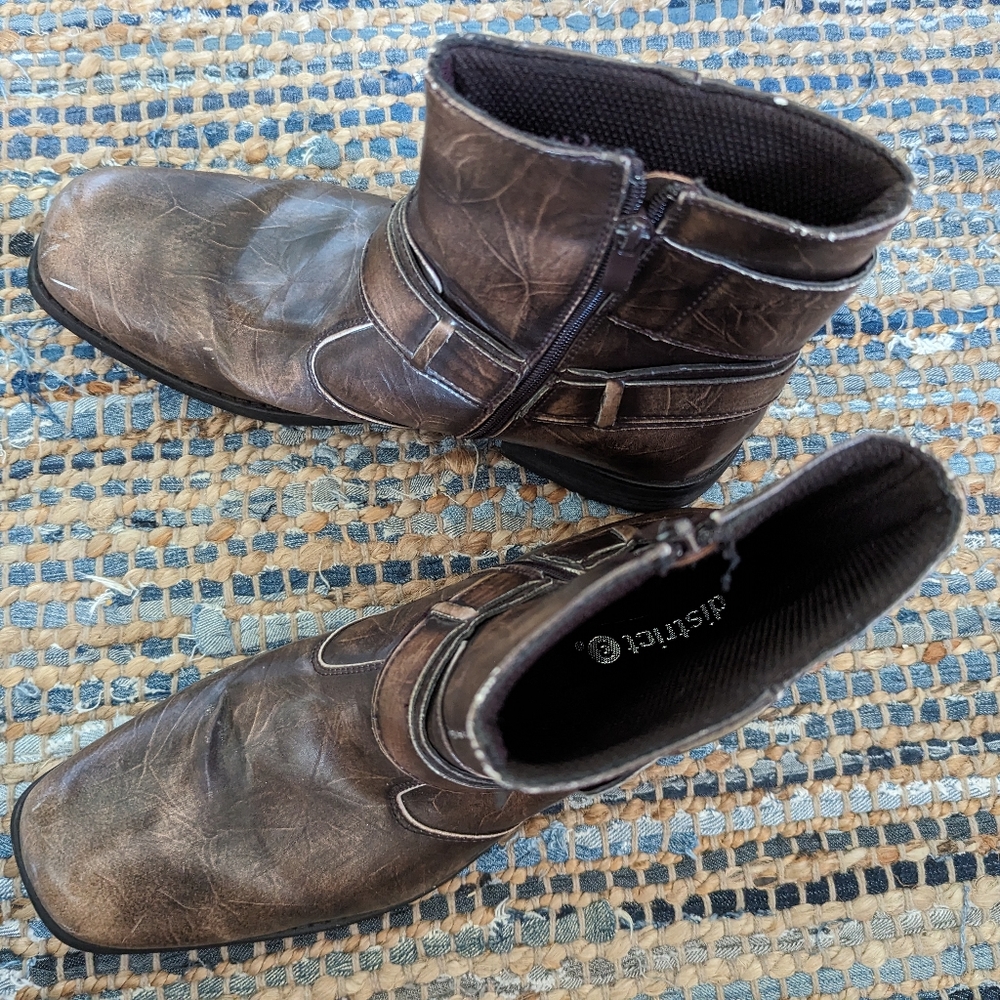 The Buckle District 3 Men's size 9 brown zippered biker boots Chelsea Boot